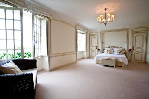a large bedroom with a bed and large windows at Clos Mirabel Manor - Holiday rental in Jurançon