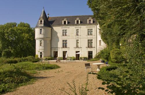 ein großes weißes Gebäude mit einem Turm darüber in der Unterkunft Chateau de Chissay in Chissay-en-Touraine