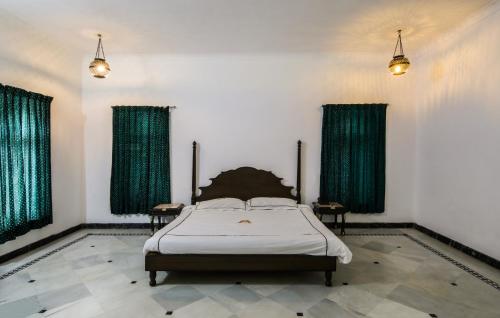 Postel nebo postele na pokoji v ubytování Shahpura Kumbhal Villas