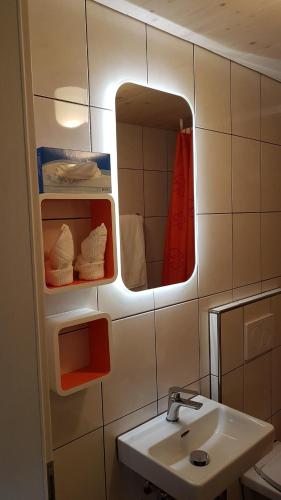 un baño con lavabo y espejo en b&b krättli, en Eggiwil