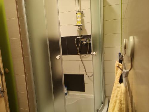 La salle de bains est pourvue d'une douche et d'un téléphone. dans l'établissement Apartman Korzo, à Varaždin