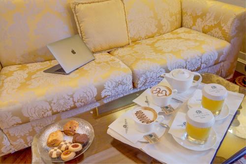 a coffee table with a laptop on a couch with drinks at Canal Grande in Venice