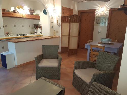cocina con sillas, mesa y barra en Casa Vacanze Marausa Birgi KITE, en Marausa
