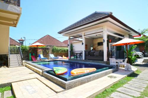 Kolam renang di atau dekat dengan Lembayung Sari Homestay