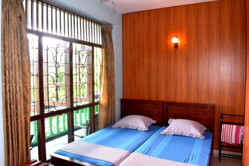 Кровать или кровати в номере Rathna Gems Halt