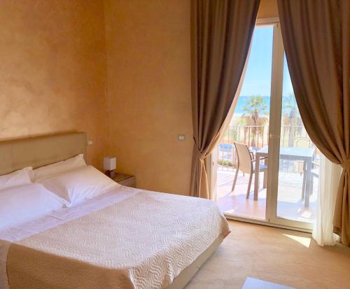 Hotel Riviera Palace tesisinde bir odada yatak veya yataklar