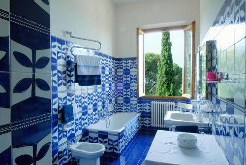 A bathroom at "Alle Montanine" Villa Poggio