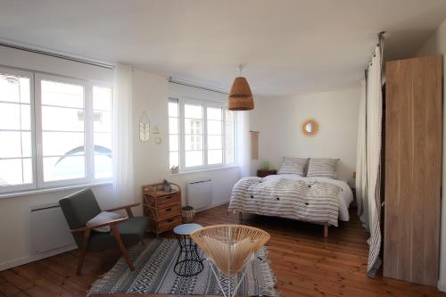 une chambre avec un lit et une table dedans dans l'établissement Grand Studio Bord de Mer, à Saint-Malo
