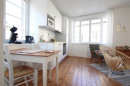 - une cuisine avec une table et des chaises dans la chambre dans l'établissement Grand Studio Bord de Mer, à Saint-Malo