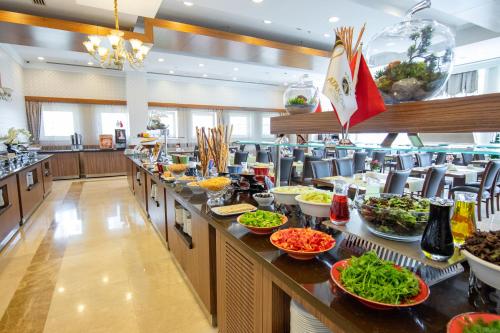 una linea a buffet con ciotole di cibo in un ristorante di Atakosk Group Hotels a Ankara