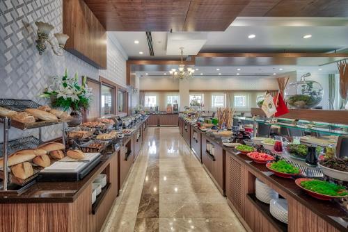 una linea a buffet con molto cibo di Atakosk Group Hotels a Ankara