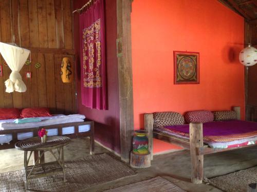 Svetainės erdvė apgyvendinimo įstaigoje Shanta Ghar A Rustic Guesthouse
