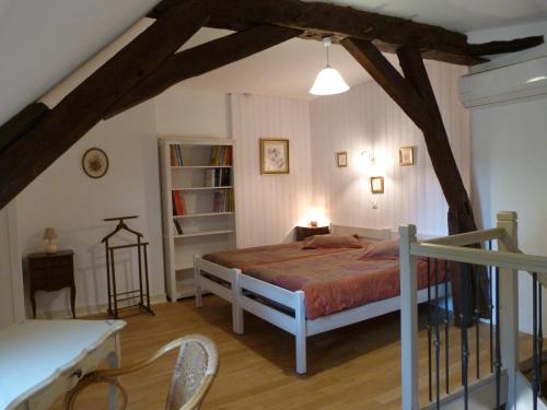 une chambre avec un lit et une étagère dans l'établissement Le Petit Gite De La Promenade, à Montoire-sur-le-Loir