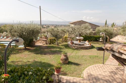 a backyard with a garden with a fountain at Country House Tre Esse in Assisi