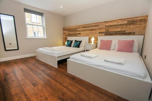 1 Schlafzimmer mit 2 weißen Betten und einem Fenster in der Unterkunft Steine House - Central- by Brighton Holiday Lets in Brighton & Hove
