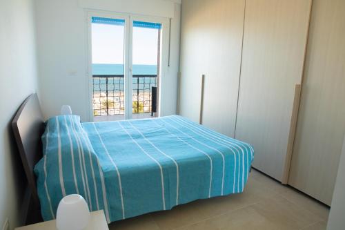 サン・ベネデット・デル・トロントにあるLa Casa del Sidoの海の景色を望むベッドルーム1室(青いベッド1台付)