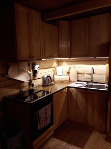 Dapur atau dapur kecil di Bacówka w sercu gór - dom z bali w Gorcach