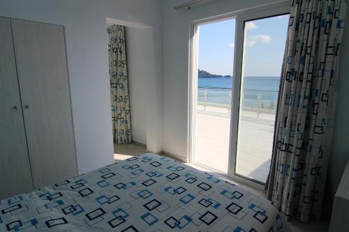 Postel nebo postele na pokoji v ubytování Skinos Apartments