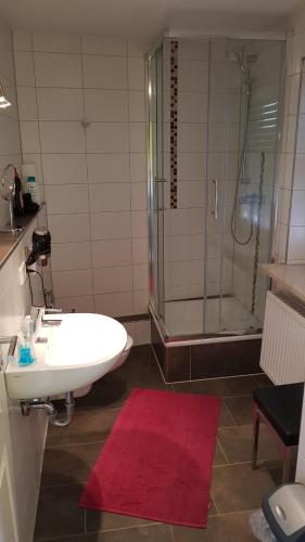 Ett badrum på Gästehaus Schmitt
