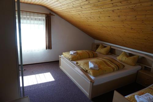 two twin beds in a room with a window at Monteurzimmer im Schwabenland in Donzdorf