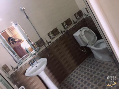 een badkamer met een wastafel en een toilet bij Thanh Binh Hotel in Ha Tinh