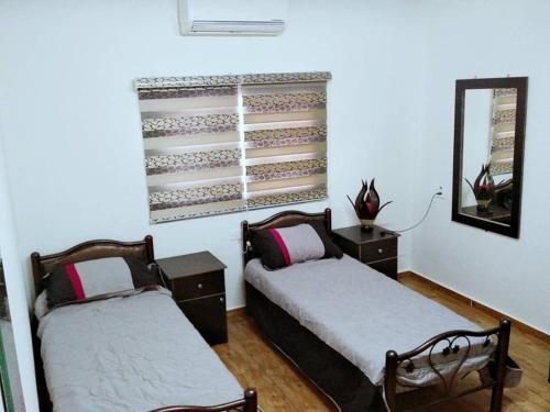 En eller flere senge i et værelse på Aman Hostel