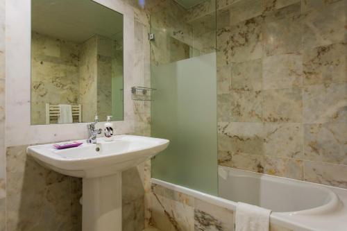 A bathroom at Chiado Patio Apartment
