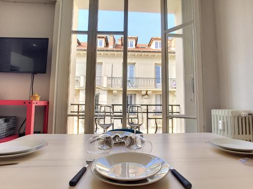 - une table à manger avec vue sur un bâtiment dans l'établissement Nestor&Jeeves - LILAS BUFFA - Central - Close sea - Top Floor, à Nice