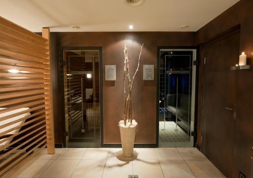 un vestíbulo con un jarrón con una planta en Hotel Garni Bergsonne, en Samnaun