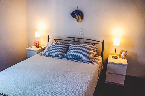a bedroom with a bed with two night stands and two lamps at Beautiful house ideal for families in Varos