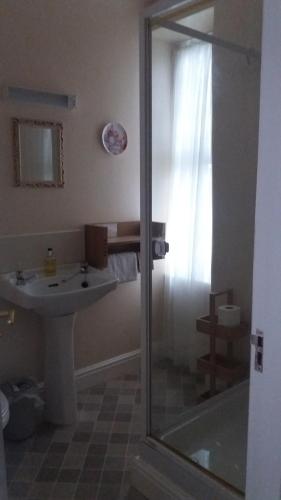 y baño con ducha y lavamanos. en Plumtree House, en Brigsteer