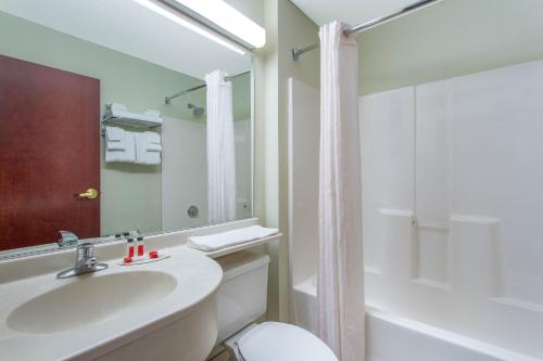 Ένα μπάνιο στο Microtel Inn & Suites by Wyndham Lillington/Campbell University