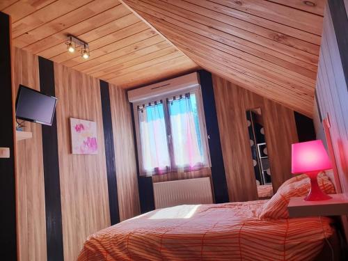 Schlafzimmer mit einem Bett und einer roten Lampe auf dem Tisch in der Unterkunft D&O - Guesthouse - "la Pinède" in Saint-Gérons