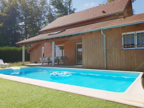 una piscina di fronte a una casa di D&O - Guesthouse - "la Pinède" a Saint-Gérons