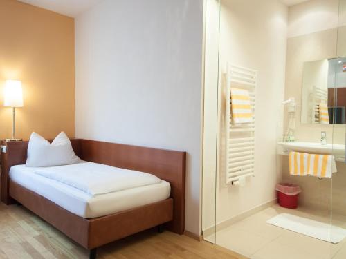 Tempat tidur dalam kamar di Hotel Stadt Wien