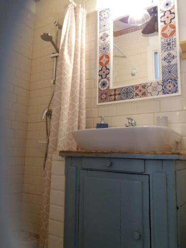 Ένα μπάνιο στο Casa Fleur Casco Antiguo Altea con Piscina privada y Jardin