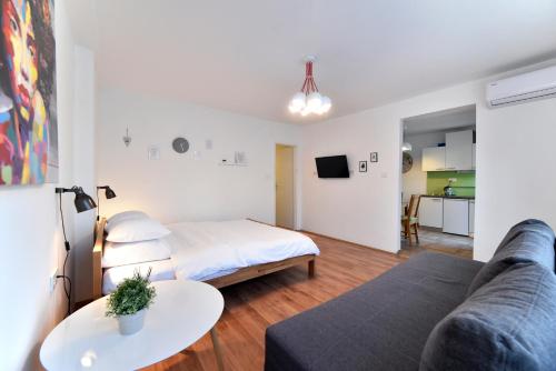 ein Wohnzimmer mit einem Bett und einem Sofa in der Unterkunft Vla Vla Apartments, Zagreb City Center in Zagreb