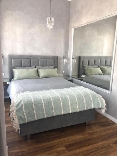 Ένα ή περισσότερα κρεβάτια σε δωμάτιο στο Apartament Wrocławska 29