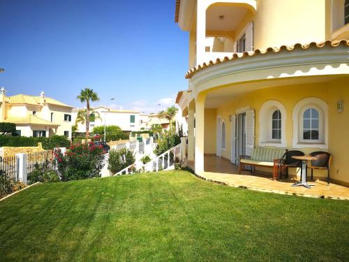 Heated Pool 6 Bedroom Private Villa in Center of Olhos de Água