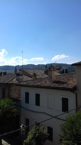 un edificio blanco con chimeneas encima en TIA casa vacanza, en Bevagna