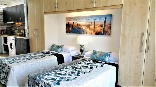 Zimmer mit 2 Betten und einer Küche in der Unterkunft Playa de Las Americas Sea Views in Playa de las Americas