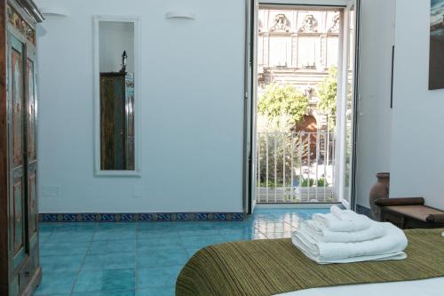 Una habitación con una cama con toallas. en Sebeto Bellini, en Nápoles