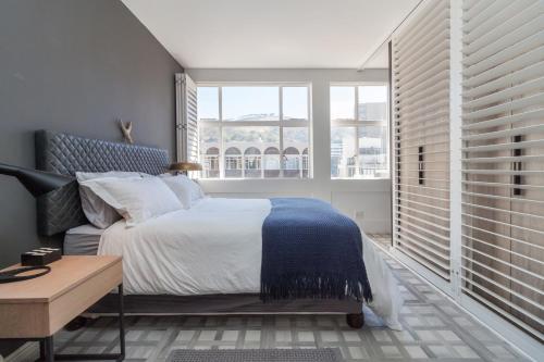 Кровать или кровати в номере Keerom 66 - Beautiful modern apartment in heart of Cape Town