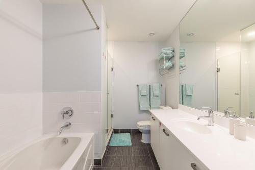 Ένα μπάνιο στο Unbelievable Penthouse View with 3 bedrooms