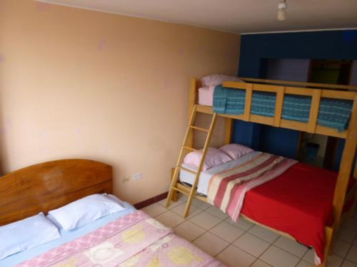 Katil dua tingkat atau katil-katil dua tingkat dalam bilik di Hospedaje Centro
