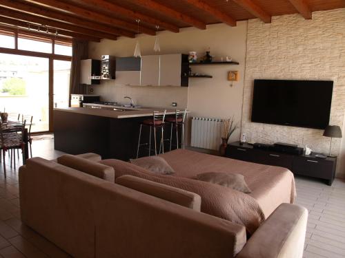 sala de estar con cama, sofá y cocina en A Due Passi Da Tutto, en Catania