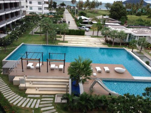 - une vue sur la piscine d'un hôtel dans l'établissement The Sea Condominium, à Ban Nong Khaem