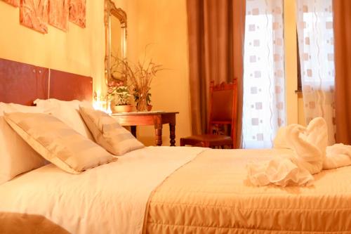 a bedroom with a bed with a swan on it at Spighe Paglia e Girasole in Candia Canavese