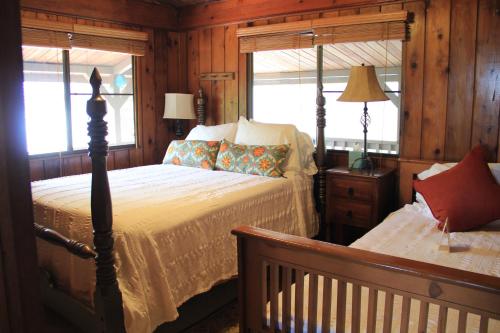 Ein Bett oder Betten in einem Zimmer der Unterkunft El Yunque Rainforest Inn
