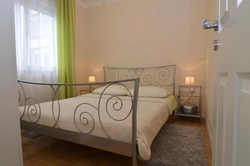 Un pat sau paturi într-o cameră la Apartments Flores